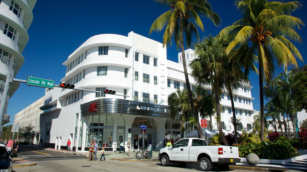 Lincoln Road Mall que inclui cenas de rua, uma cidade e arquitetura de patrimônio