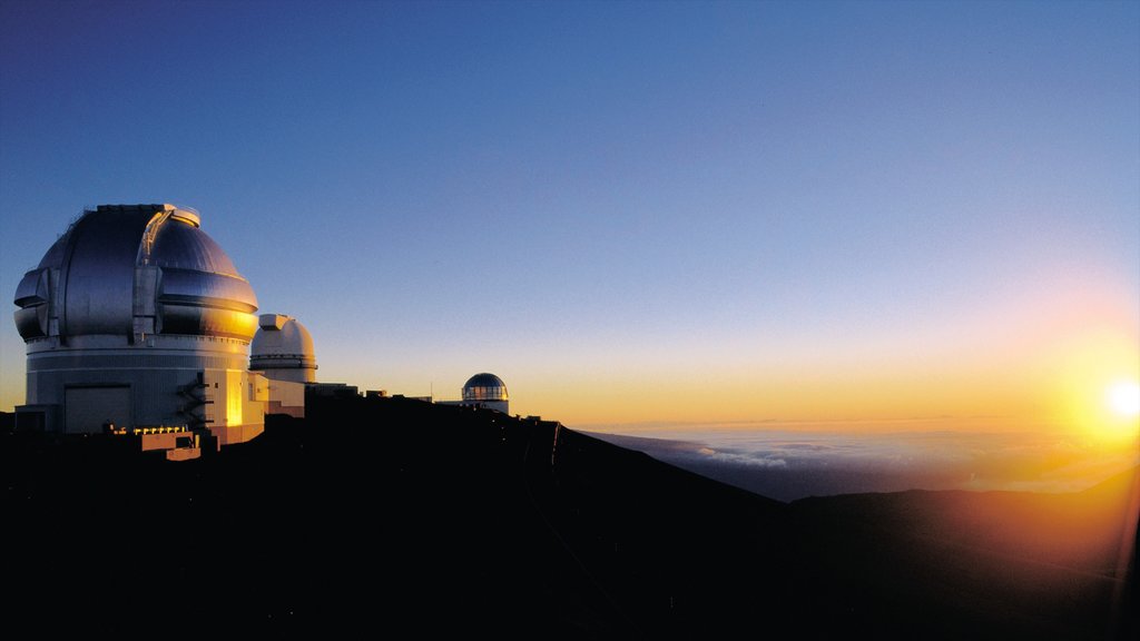 Nationale observatiepost Kitt Peak toont moderne architectuur, vergezichten en een zonsondergang