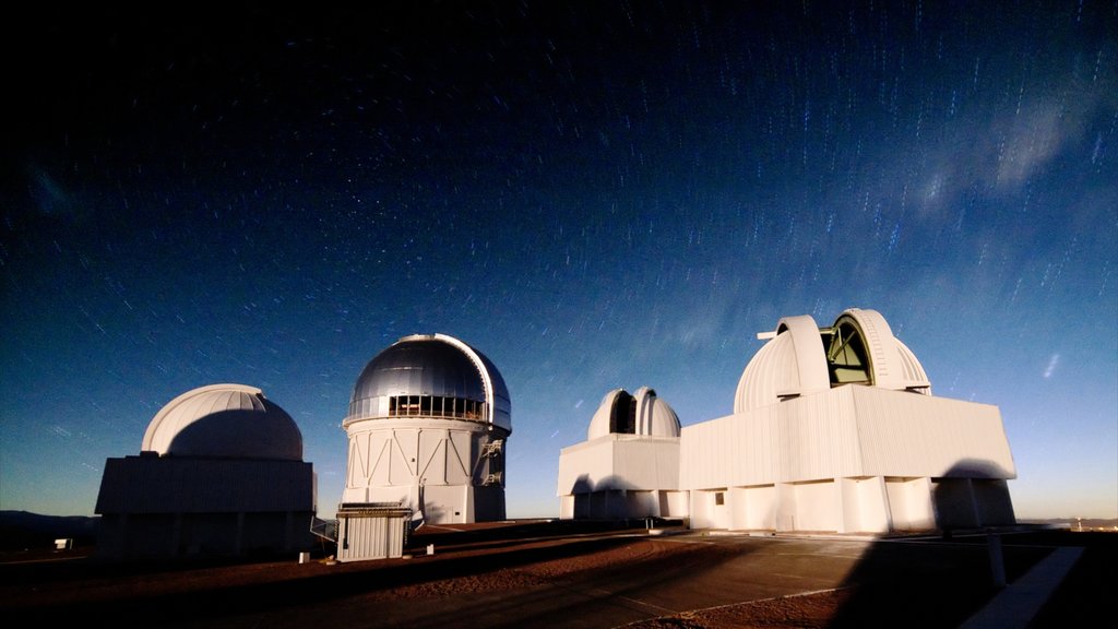 Nationale observatiepost Kitt Peak toont een uitkijkpunt, moderne architectuur en nachtleven