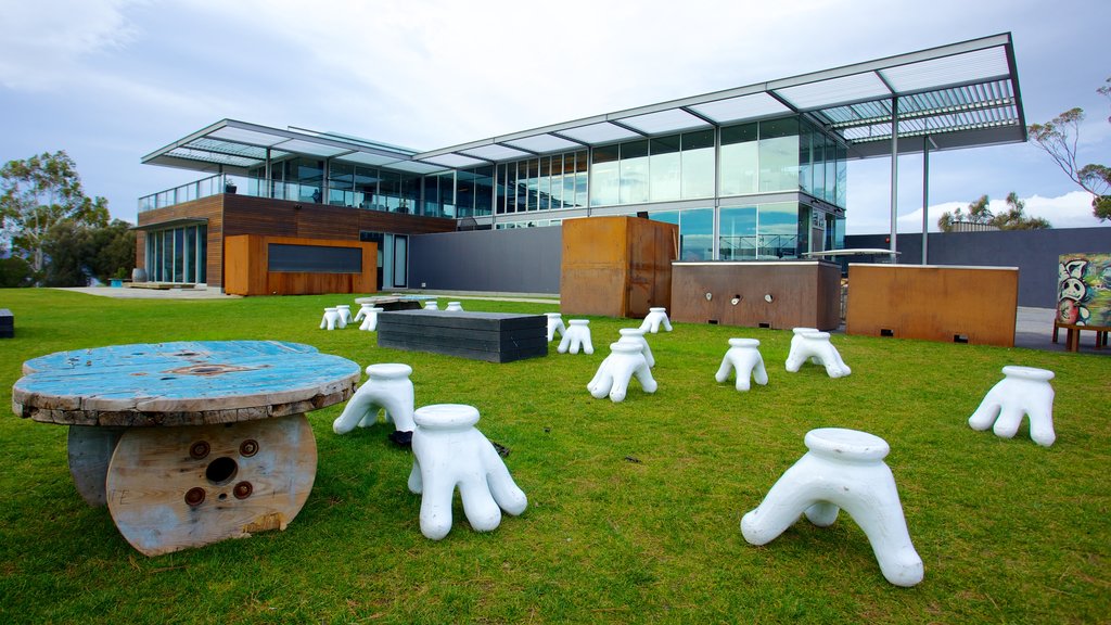 Museo de Arte Antiguo y Contemporáneo mostrando arquitectura moderna, arte al aire libre y un parque