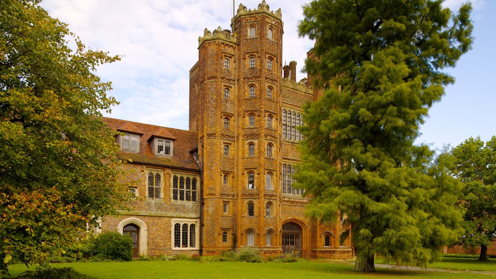 Torre Layer Marney ofreciendo arquitectura patrimonial, elementos patrimoniales y un castillo