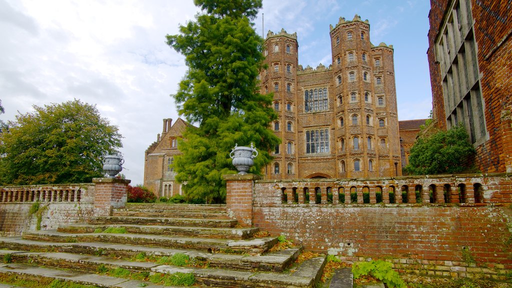 Torre Layer Marney mostrando arquitectura patrimonial, elementos patrimoniales y un castillo