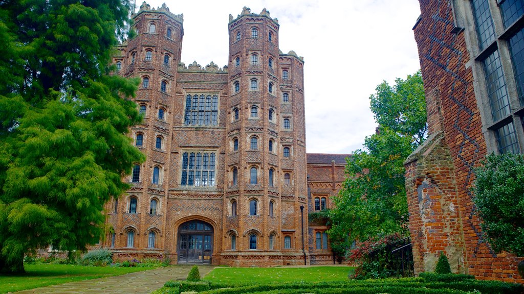 Layer Marney Tower som viser et slot, historiske bygningsværker og kulturarvsgenstande