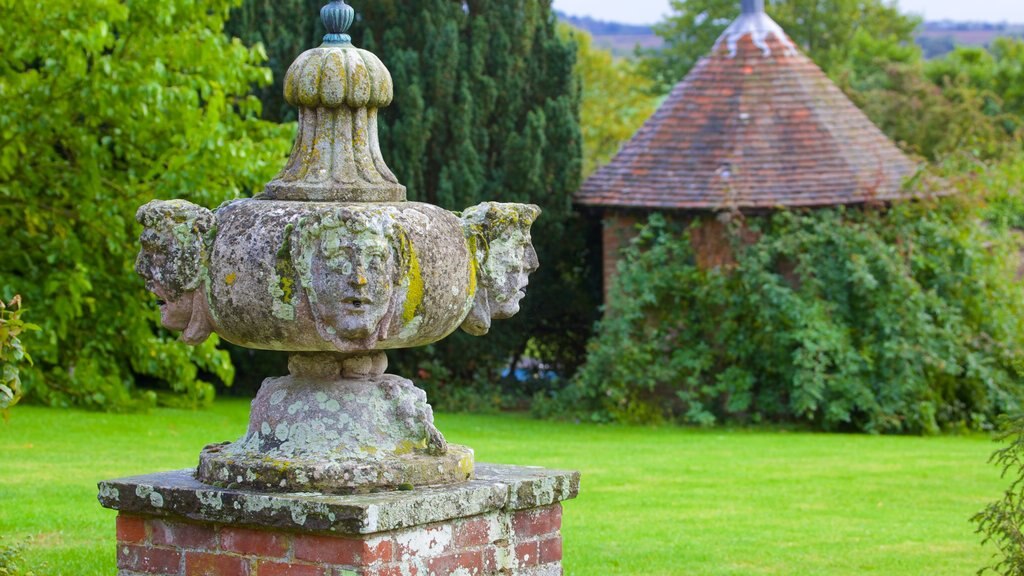 Layer Marney Tower mostrando uma estátua ou escultura e um parque