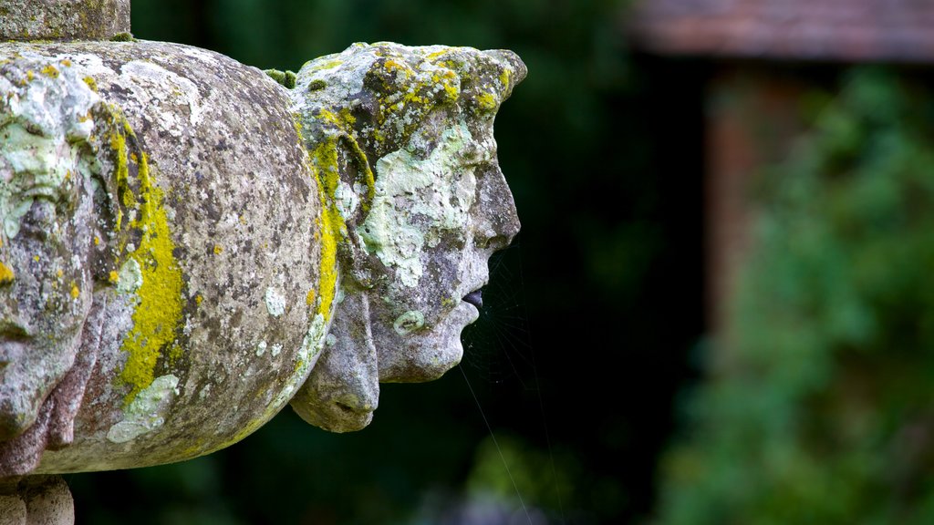 Torre Layer Marney ofreciendo una estatua o escultura