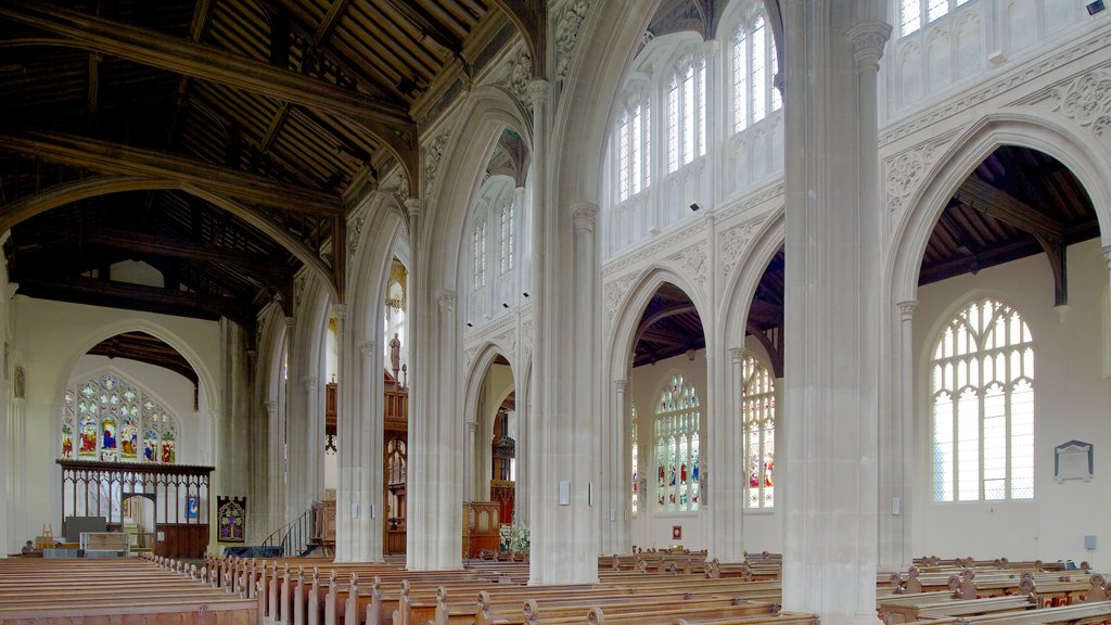 Saffron Walden que incluye arquitectura patrimonial, una iglesia o catedral y aspectos religiosos