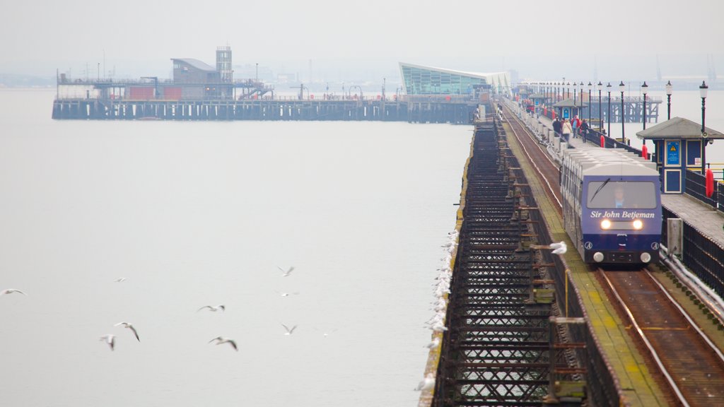 Southend-on-Sea menunjukkan kabut, pemandangan umum pantai dan berkaitan dengan rel kereta