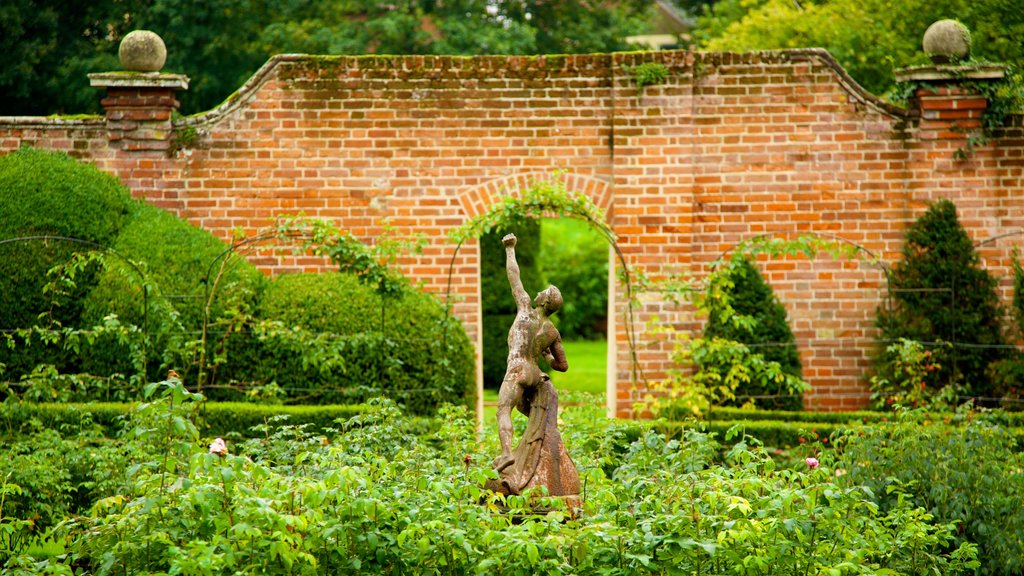 Bridge End Gardens inclusief een tuin en een standbeeld of beeldhouwwerk