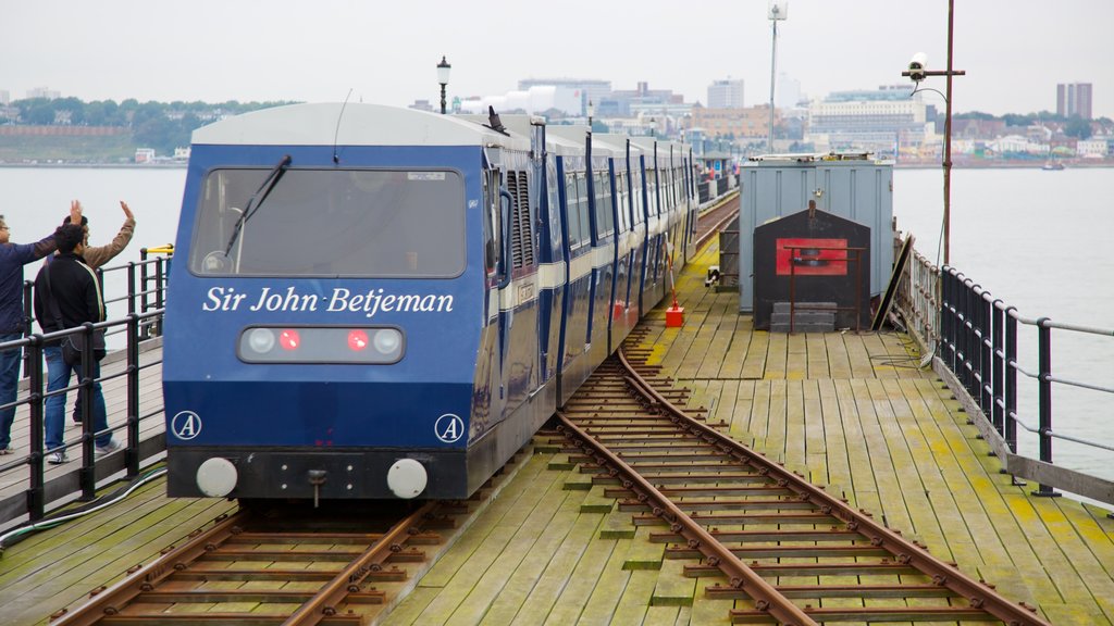 Southend Pier som viser kyst og jernbaneelementer