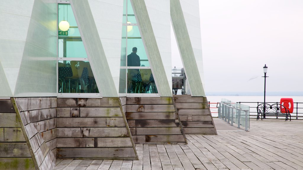 Southend Pier que incluye arquitectura moderna