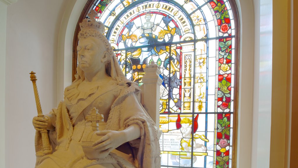 Colchester caracterizando um edifício administrativo, uma estátua ou escultura e elementos de patrimônio