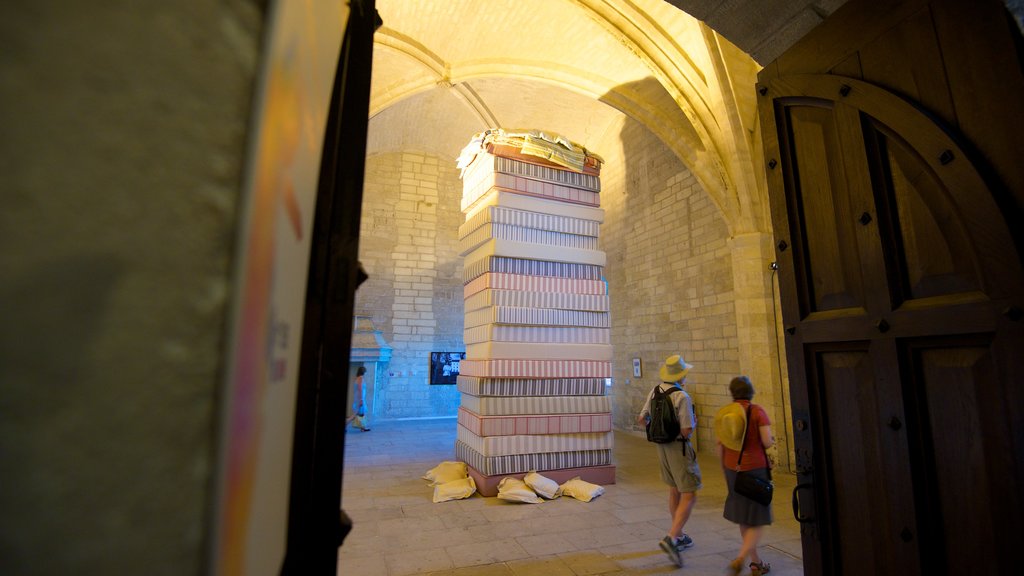 Palais des Papes que incluye vista interna, arquitectura patrimonial y elementos patrimoniales