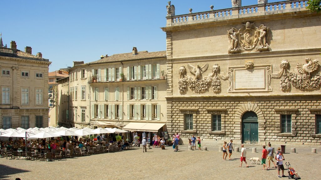 Palais des Papes mostrando una plaza, arquitectura patrimonial y comidas al aire libre