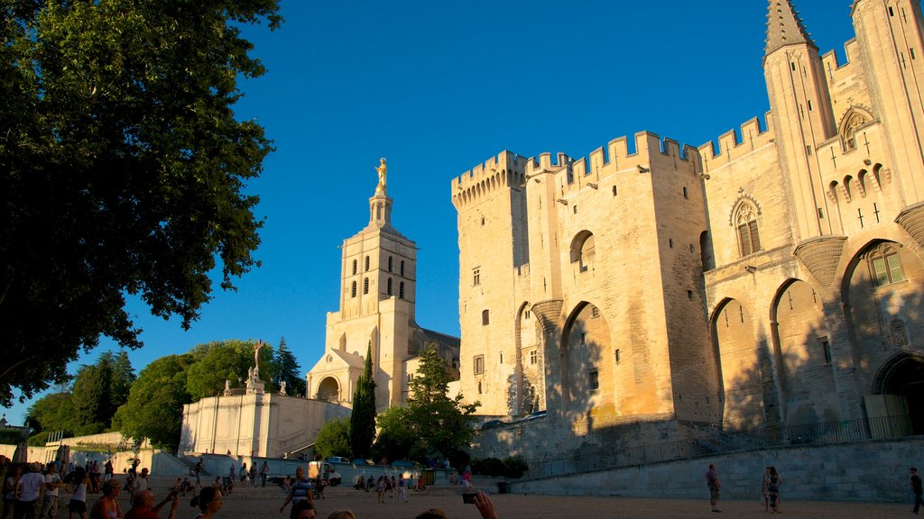 Palais des Papes which includes a square or plaza, a castle and heritage architecture