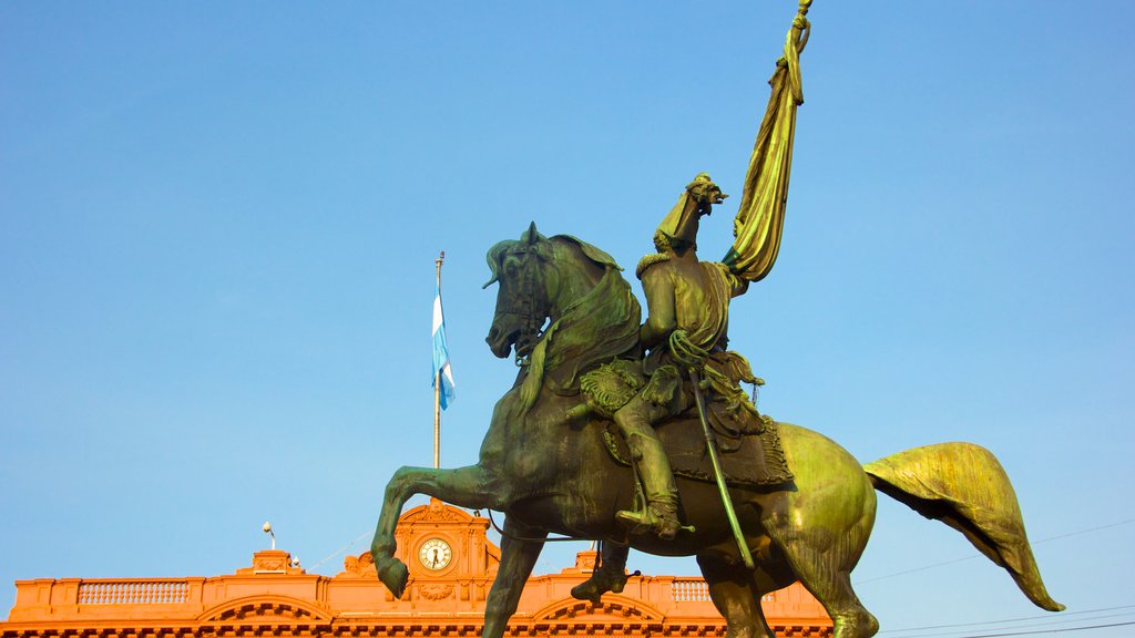 Casa Rosada og byder på et monument og en statue eller en skulptur