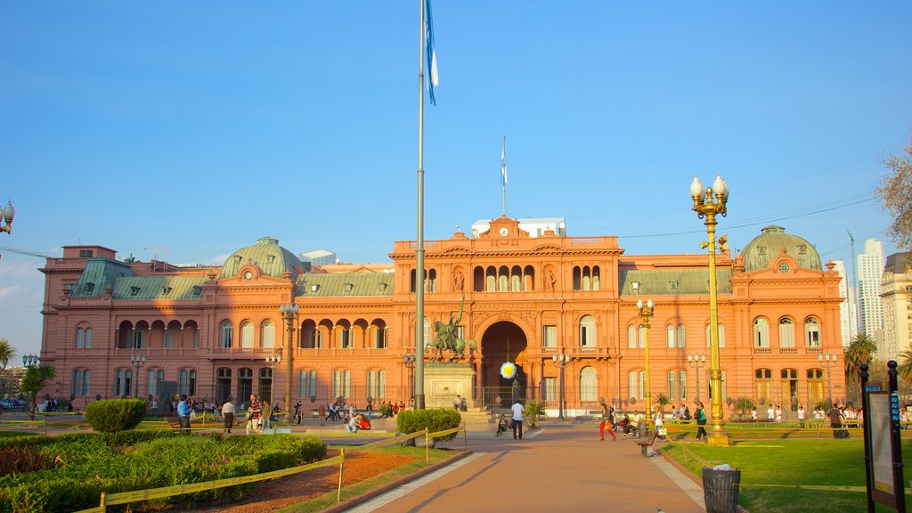 Casa Rosada mostrando elementos patrimoniales, una plaza y arquitectura patrimonial