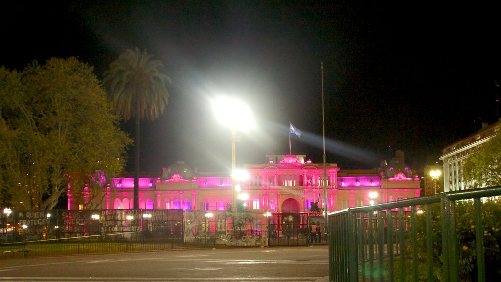 Casa Rosada showing night scenes, an administrative building and heritage architecture