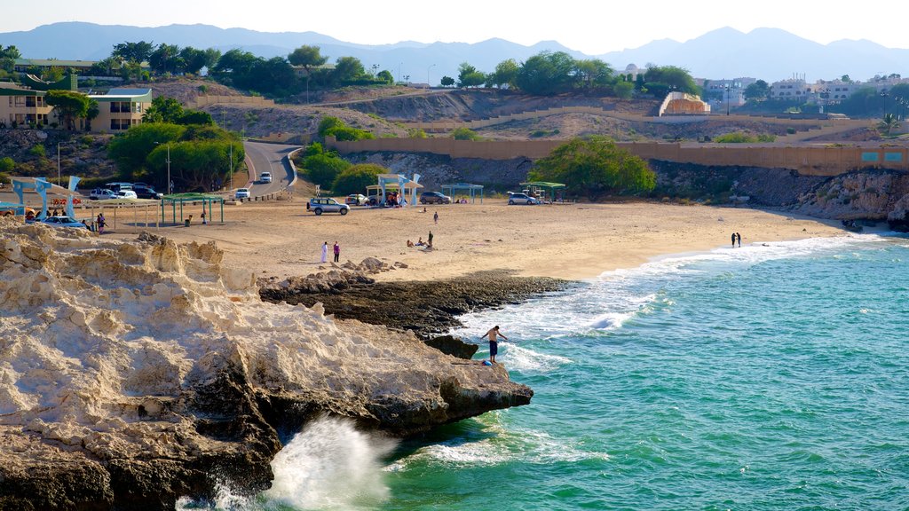 Shatti Al-Qurum que incluye vistas generales de la costa, costa rocosa y una playa