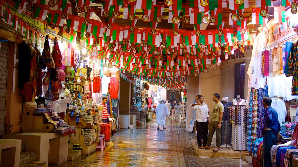 Bazar Muttrah Souq que incluye vistas interiores y compras