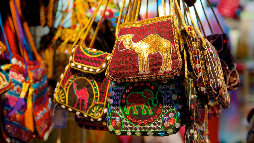 Muttrah Souq showing shopping and interior views