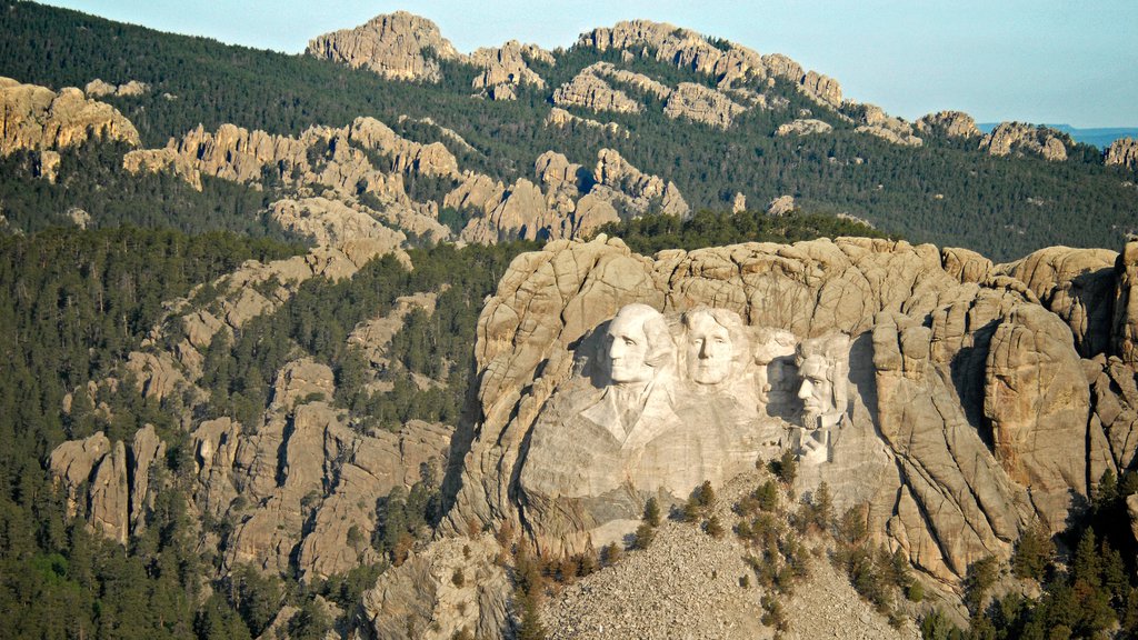 Mount Rushmore mostrando montanhas e um monumento