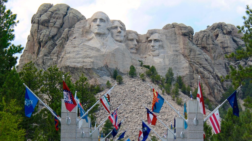 Monte Rushmore ofreciendo montañas y un monumento