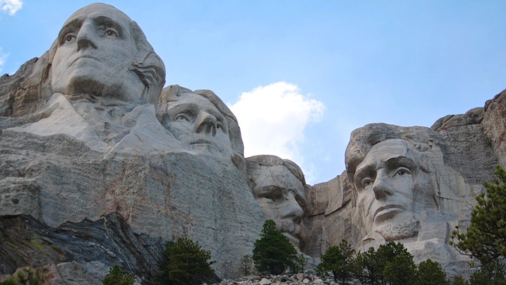 Monte Rushmore ofreciendo un monumento y montañas