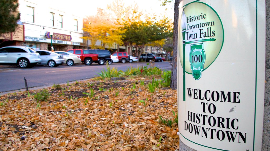 Twin Falls que incluye señalización y una pequeña ciudad o pueblo