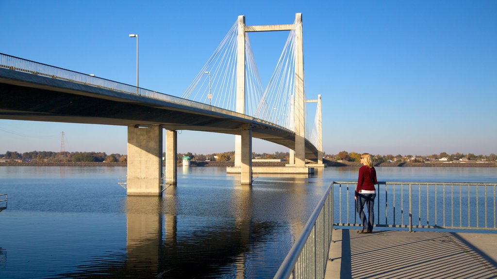 Tri-Cities ofreciendo un puente, un río o arroyo y vistas