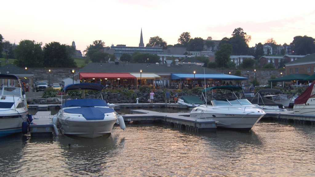 Newburgh caracterizando uma cidade litorânea, uma marina e canoagem