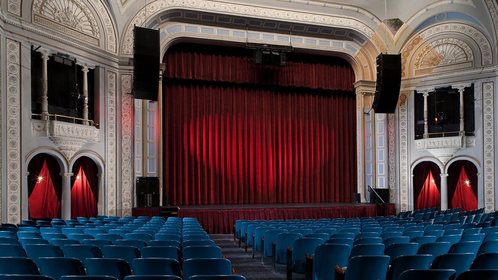 Poughkeepsie ofreciendo arquitectura patrimonial, vista interna y escenas de teatro