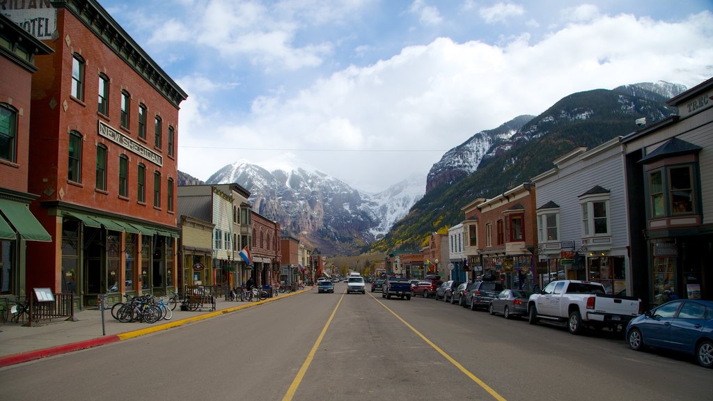 Telluride Ski Resort showing a small town or village, street scenes and mountains