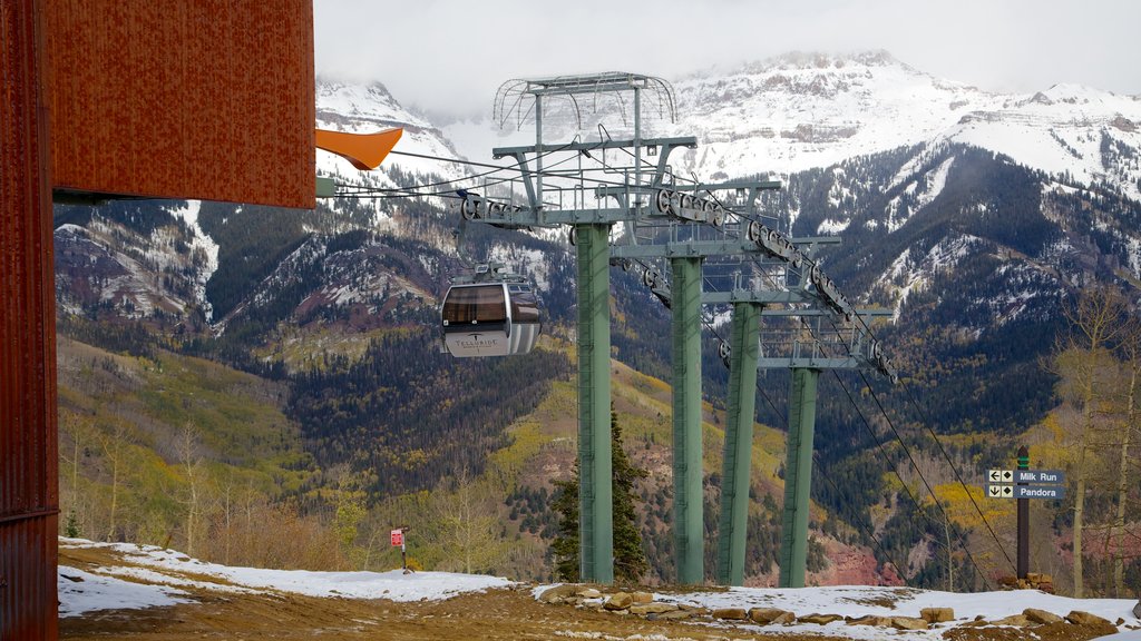 Station de ski de Telluride montrant une gondole, neige et montagnes