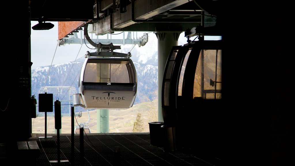 Telluride Ski Resort que incluye vista interna y una góndola