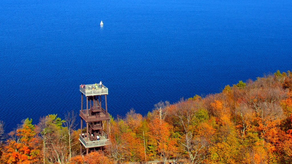 Península de Door mostrando vista, colores de otoño y vista general a la costa