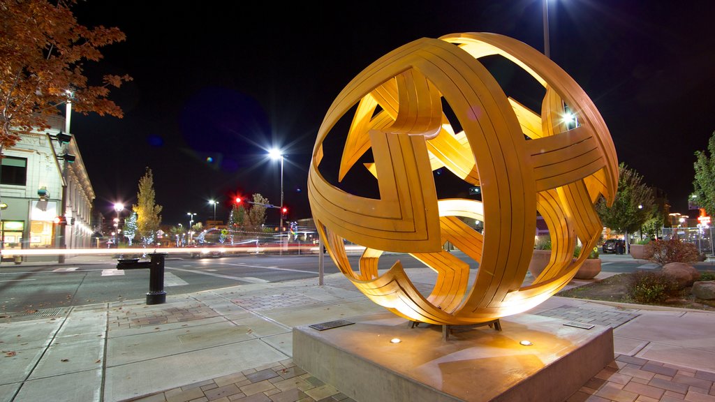 Yakima mostrando arte al aire libre, una plaza y escenas de noche