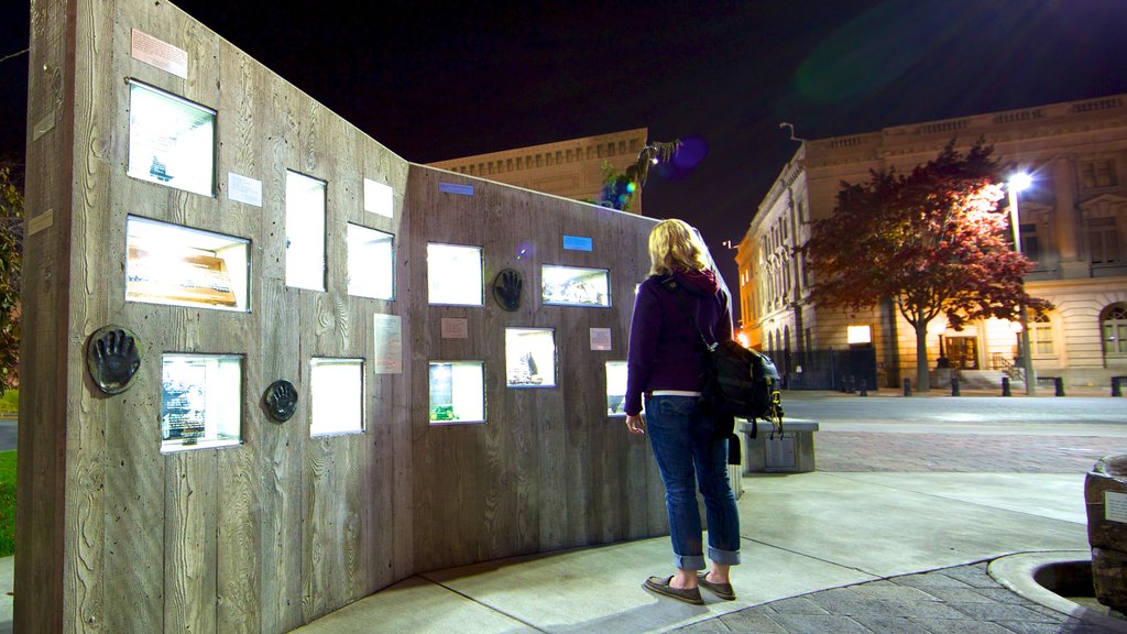 Yakima mostrando arte al aire libre, escenas de noche y una ciudad