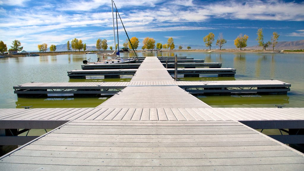 Parque Estatal Utah Lake que incluye una bahía o un puerto y jardín