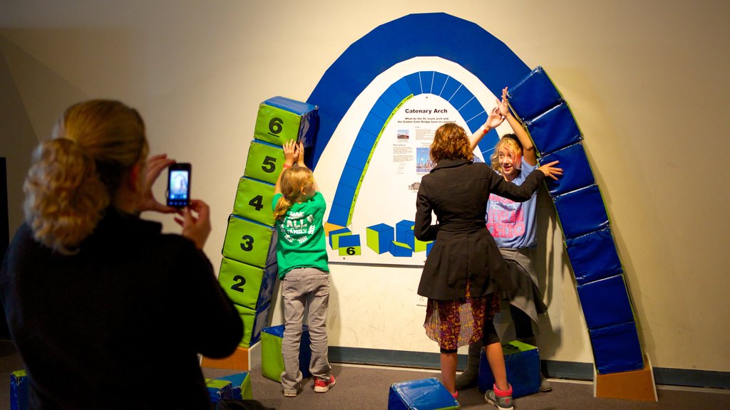 Great Lakes Science Center que incluye vistas interiores y también niños