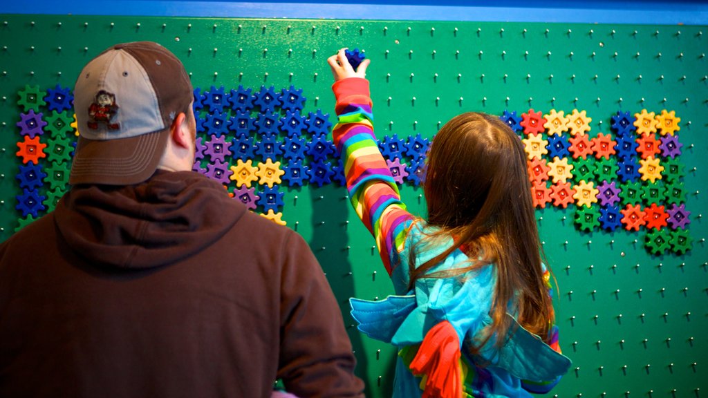 Great Lakes Science Center que incluye vistas interiores