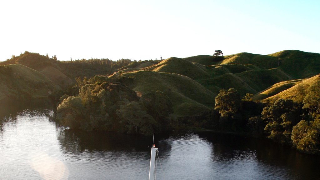 Lake Rotoiti showing a lake or waterhole