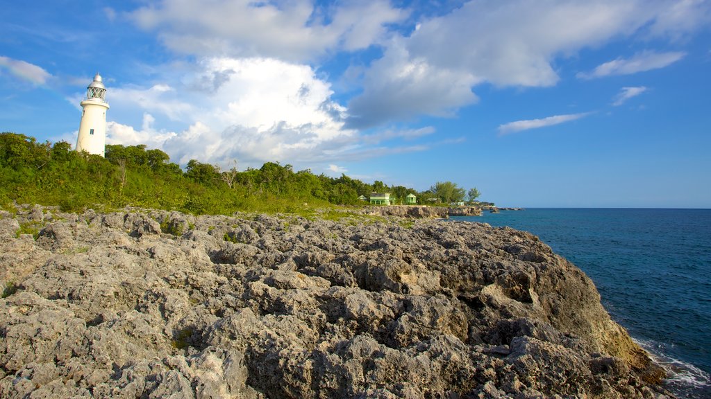 Negril Lighthouse mostrando litoral acidentado e um farol