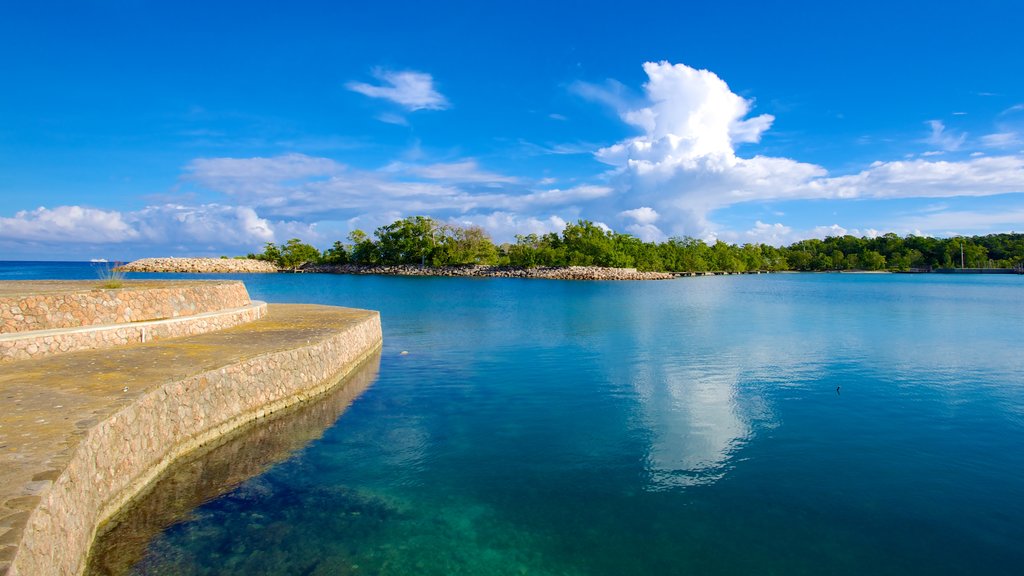 Playa de James Bond que incluye una bahía o un puerto y escenas tropicales