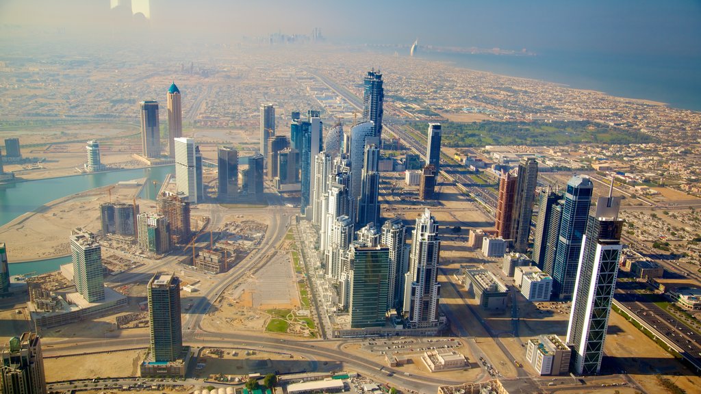 Burj Khalifa som inkluderar en stad, affärsdistrikt och en skyskrapa