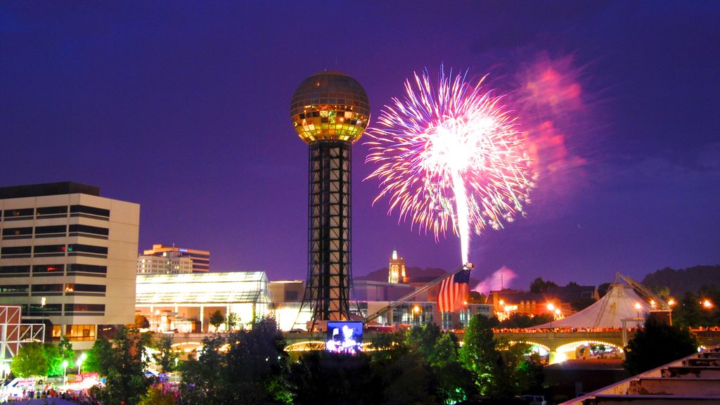 Knoxville ofreciendo escenas nocturnas, vistas a la ciudad y vida nocturna