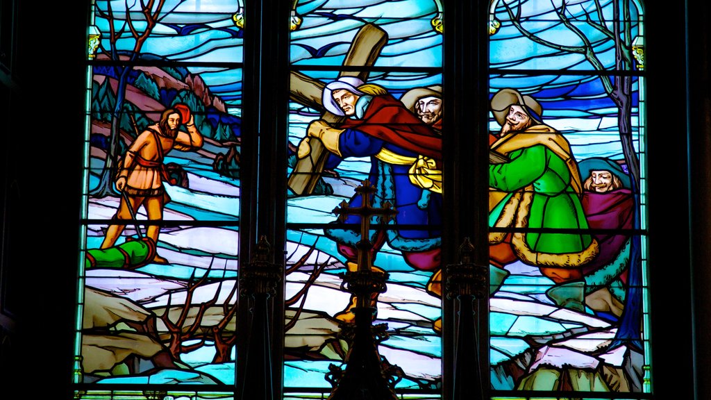 Notre Dame Basilica que incluye una iglesia o catedral, elementos religiosos y vista interna