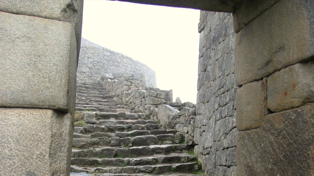 Machu Picchu showing building ruins