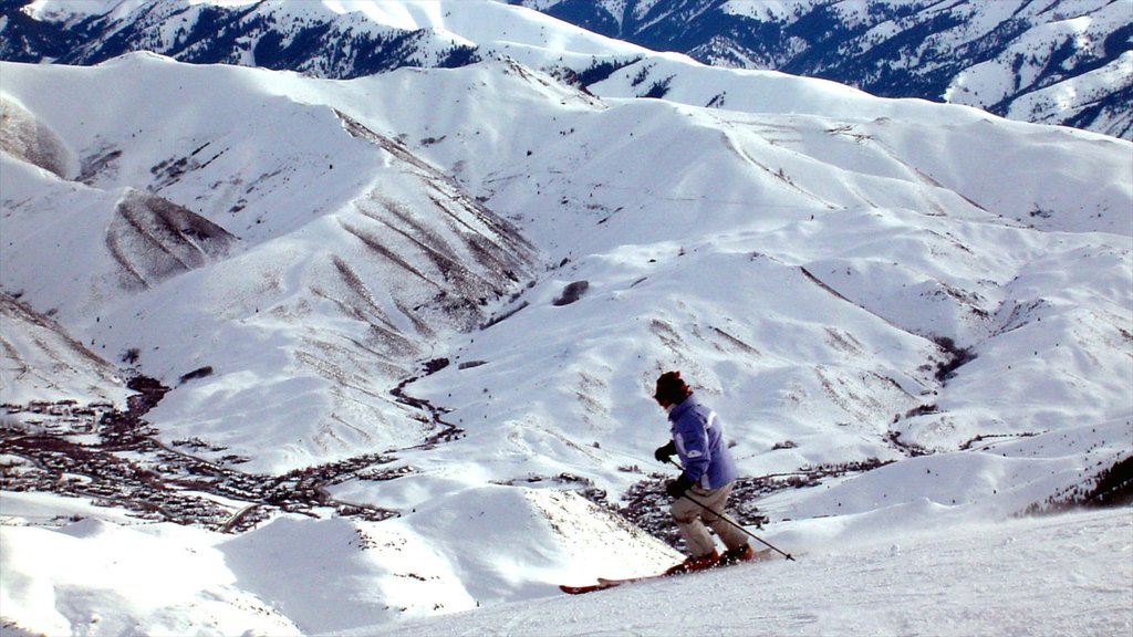 Sun Valley ofreciendo ski en la nieve y nieve y también un hombre