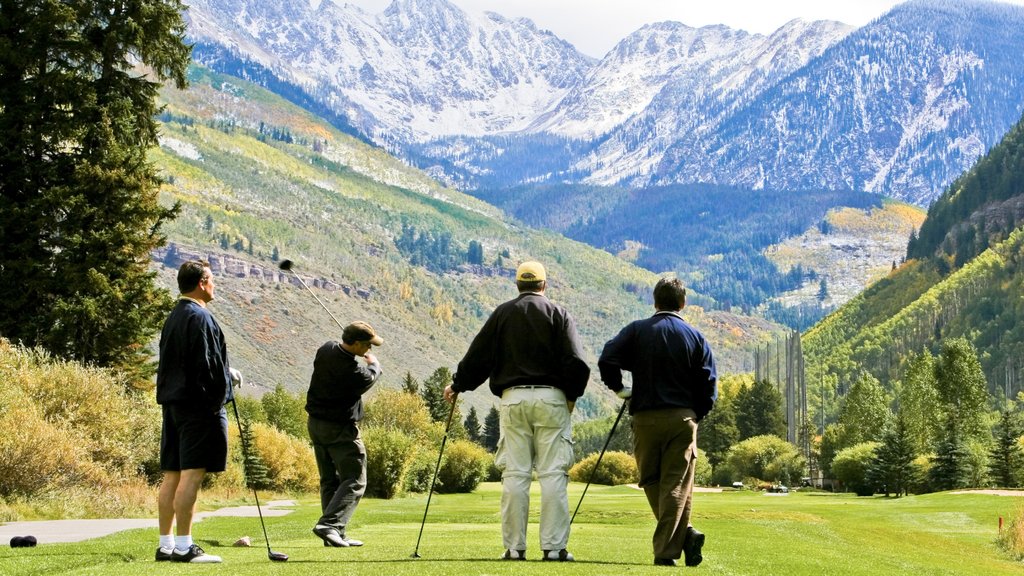 Vail, Beaver Creek mit einem Berge und Golf sowie kleine Menschengruppe