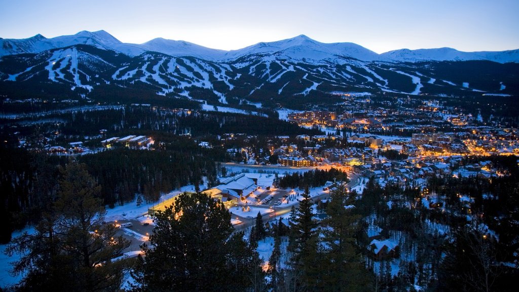 Breckenridge mostrando una pequeña ciudad o pueblo, escenas nocturnas y montañas